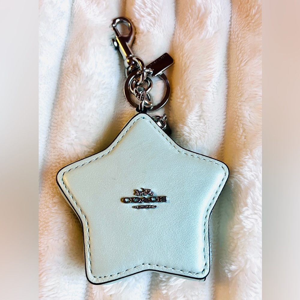 ⭐️ Coach Star Bag Charm / Coin Case in Pearlized Smooth Leather ⭐️ - Picture 2 of 5